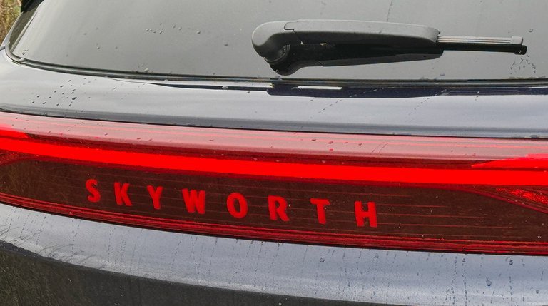 Navnetræk skrevet med røde bogstaver.