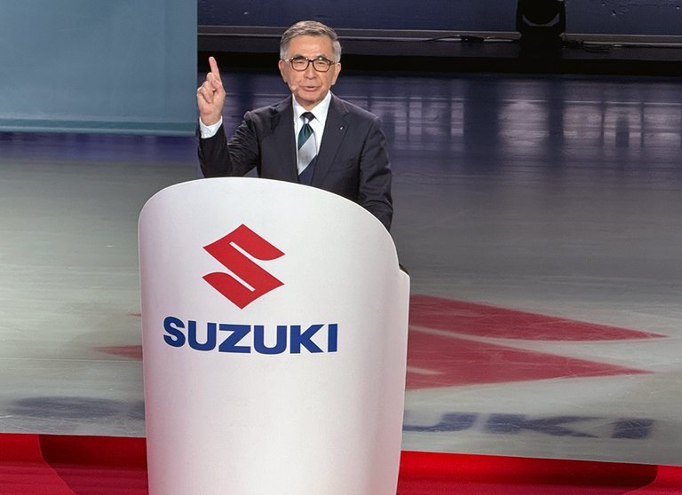 Chefen for Suzuki Motor corp. på talerstol.