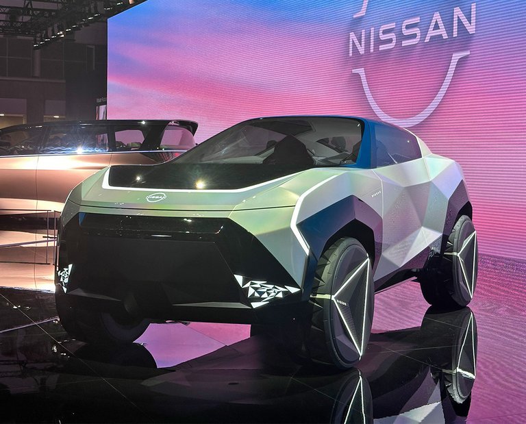 Nissan konceptbil på scenen.
