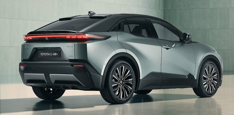 Toyota C-HR+ set skråt bagfra.