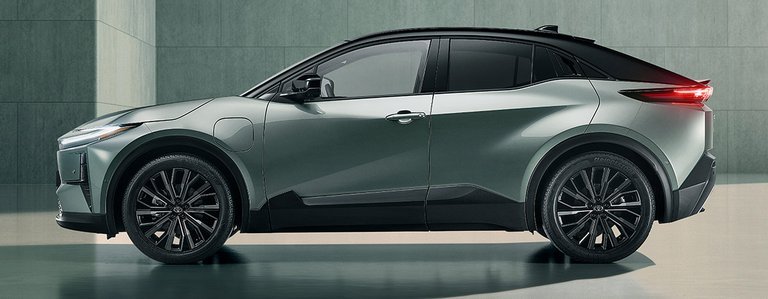 Grå C-HR+ i profil.