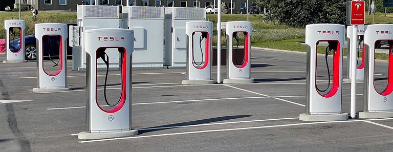 Tesla har flest af de helt hurtigere ladere. Men de er kun for mærkets egne biler.