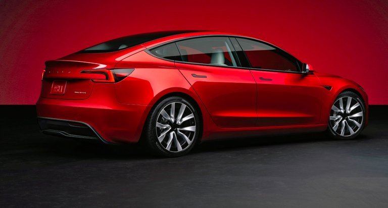 Tesla Model 3 i rød set bagfra.