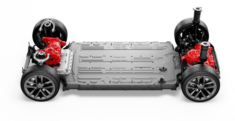 Der er sket forbedringer af motorer, batteri og batteristyring, men Tesla er ikke særlig specifik herom.