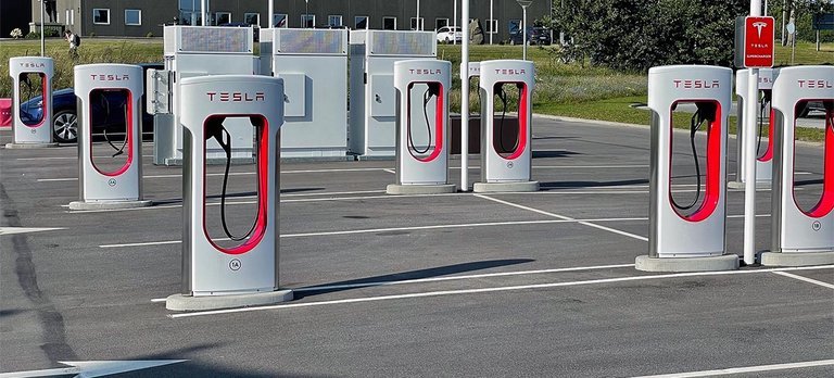 Tesla har åbnet otte stationer i Danmark, hvor der ikke er problemer med kapaciteten.