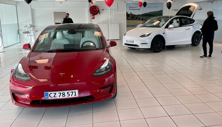 Teslas to modeller, 3 og Y, er udstillet i flere eksemplarer i det nye Tesla Center. Indretningen er 'praktisk'.