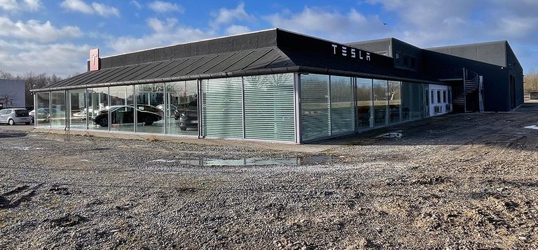 Tesla har ikke gjort meget ud af omgivelserne ved sit nye center.