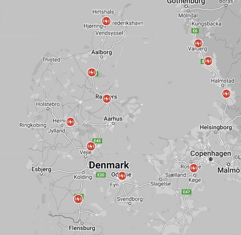 Det tog Tesla næsten en uge at få opdateret kortet på sin hjemmeside. Men nu (21. juni) kan man se, hvor ikke-Teslaer kan benytte Teslas lynlade-netværk.