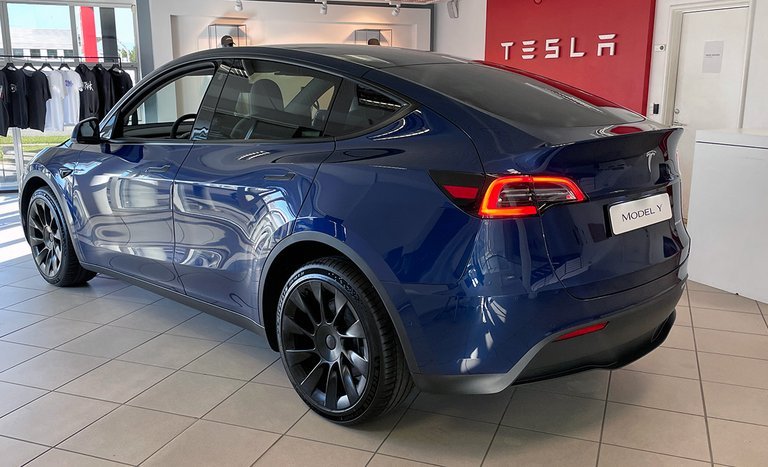 Blå Tesla Model Y bagfra.