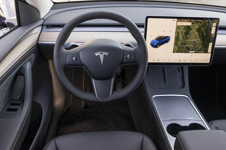 Et af kendetegnene ved Teslas modeller er det meget enkle interiør, det er også medvirkende til at bilerne er billige at bygge, som Tesla selv påpeger som en væsentlig årsag til de markant prisnedsættelser. 