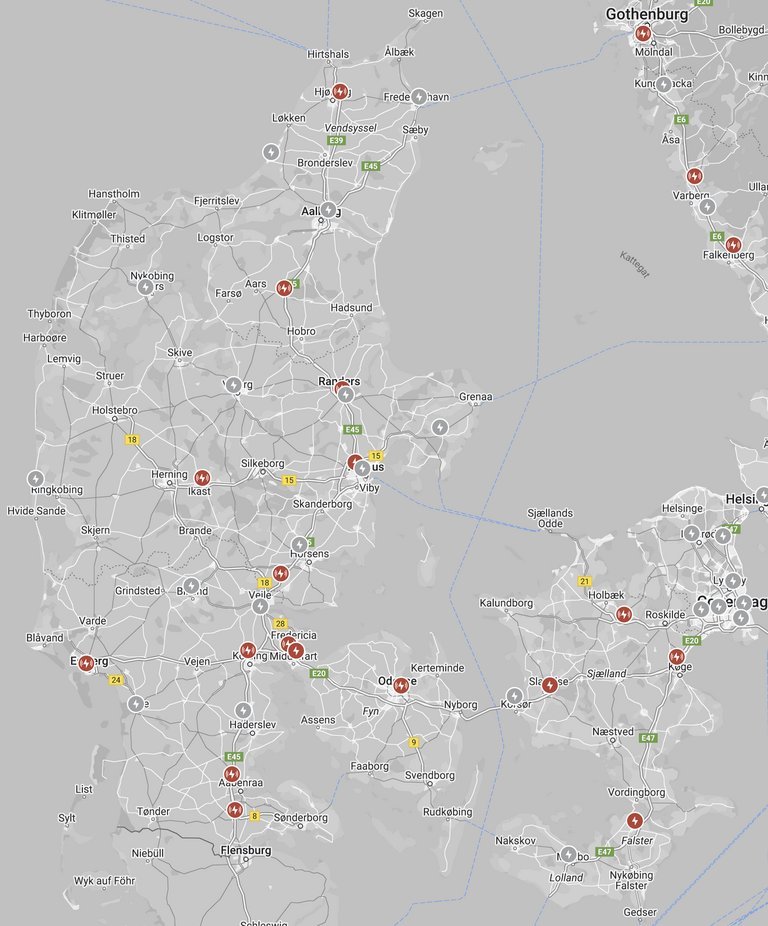 Kort over Danmark med alle Teslas nuværende og kommende ladere