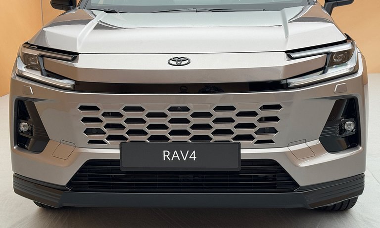 Fronten på Toyota RAV4.