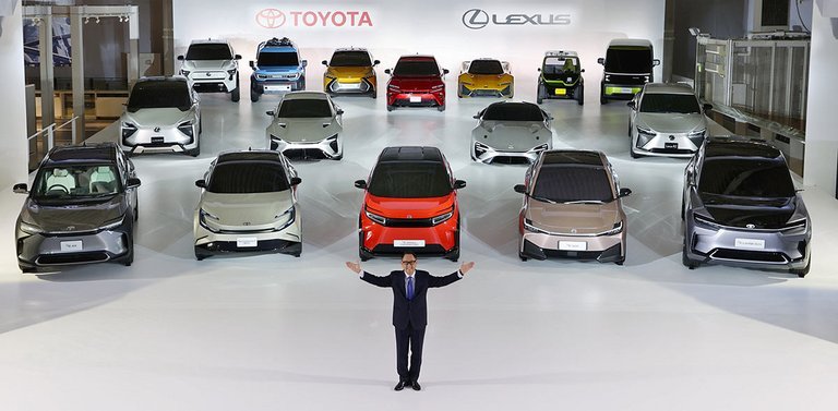 Topchefen for Toyota Motor Corp., Akio Toyoda, præsenterer den voldsomme parade af elbiler.