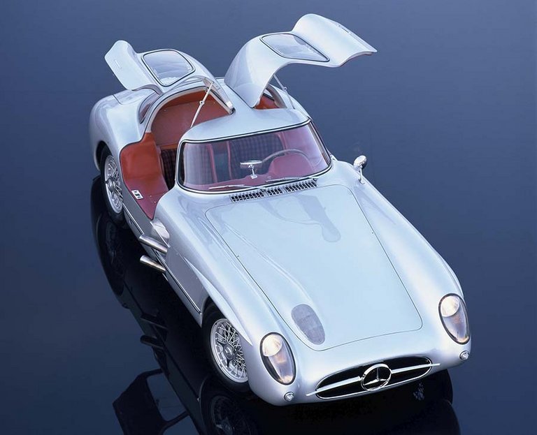 Udvendigt minder Mercedes 300 SLR Uhlenhaut Coupé om en Mercedes 300 SL-mågevinge