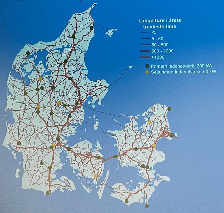 Med 37 ladestationer disse steder vil 99,9 procent af danskernes lange ture i elbil være dækket med lynladere. Placeringerne her er fra Vejdirektoratets teoretiske beregning af behovet, ikke de endelige placeringer. Men det passer med de første 16 ladeparker.