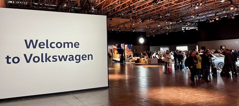 Skilt med velkommen til Volkswagen.