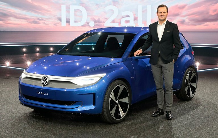 ID.2 med mand ved siden af.