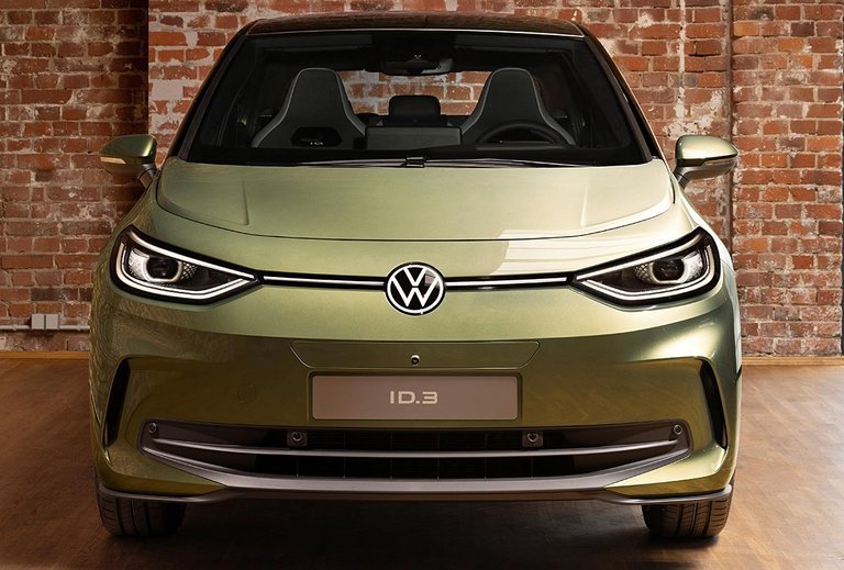 VW ID.3 er stadig en glad bil at se på. Men selve designet er blevet mere rent i formen. Den grønne farve er ny, og skifter kulør efter det omgivende lys.