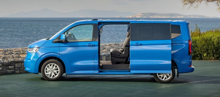 VW e-Caravelle set fra siden med skydedør åben. 