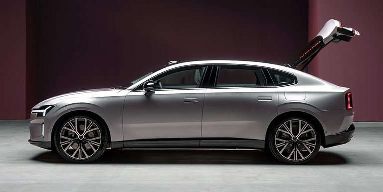 Sølvgrå Volvo ES90 i profil.