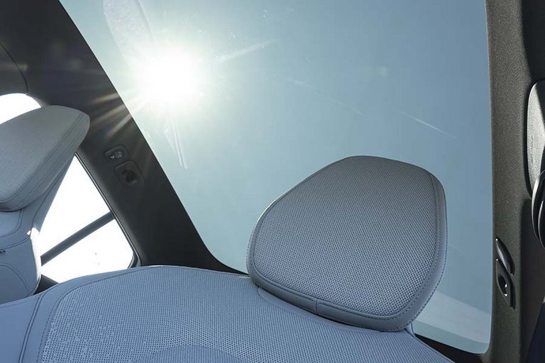 Solen skinner gennem panoramatag i en Volvo EX30.