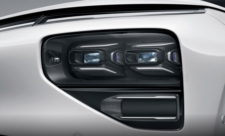 Xpeng G9 får lidar-sensorer til sikkerhedsudstyret og selvkørende funktioner. Modsat Nio og Volvo, som har lidar’en siddende over forruden, er den i G9 anbragt diskret nederst – lige som BMW arbejder på.