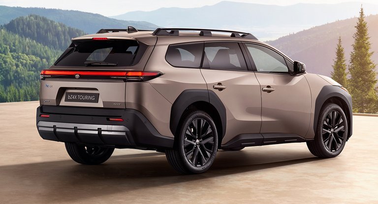 Bronzefarvet Toyota bZ4X skråt bagfra.