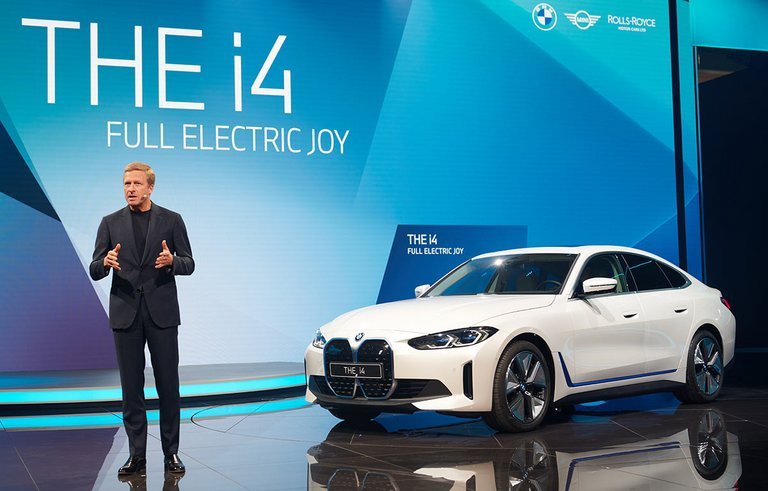 BMW i4 (og iX) er blevet vist online i løbet af året, men på IAA kan de også ses rigtigt af et stort publikum.