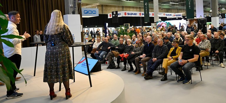 Personer på scene og tilhørere