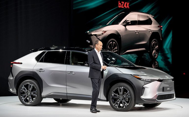 Toyotas europæiske topchef, Matt Harrison, præsenterede 1. december den nye BZ4X-elbil. Men han undlod at fortælle om de meget større planer for 17 elbiler i 2025 og samlet 30 i 2030. Det skulle koncernchefen, der er barnebarn af Toyotas grundlægger, have lov til.