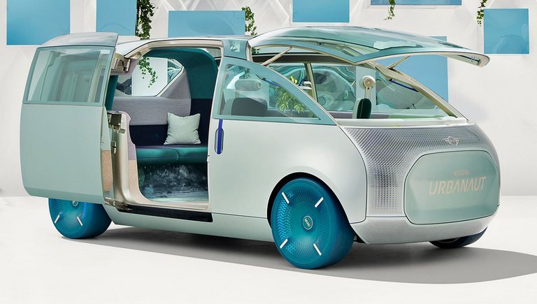 Mini viser den elektriske konceptbil Urbanaut. Bilen er en ren vision, men bilens tekniske fundament kunne godt være den elektriske platform, som Mini er klar med i 2023.