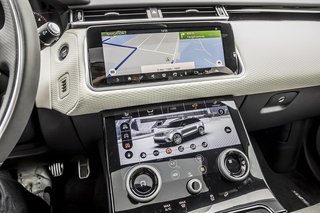 De to midterskærme er trykfølsomme og kommer på de større Range Rover-modeller i modelår 2018. Opløsningen er høj, skærmkvaliteten markant bedre end tidligere, og de giver Velar et moderne touch.