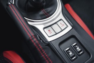 En særlig TRACK-knap kan trykkes ind, hvorved bilen tillader noget større udskridninger, før ESC-systemet griber ind og retter bilen op.