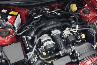 Toyota GT86 er stadig udstyret med en firecylindret boksermotor med 200 hk. Den er udviklet i samarbejde med Subaru.