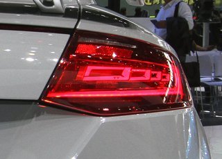 Som ekstraudstyr fås RS-modellen som første Audi med OLED-lygter. Den nye teknik teknik gør det bl.a. muligt at justere lysstyrken og skabe en mere udpræget 3D-effekt.