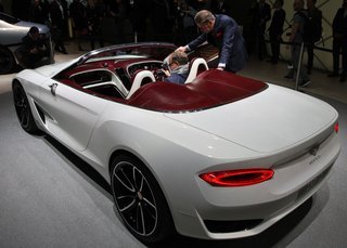 EXP12 er designmæssigt en cabriolet-udgave af EXP10, der blev vist for to år siden på Genève-udstillingen. Fotos: Karsten Meyland Lemche