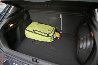 Bagagerummet er vokset fra 345 til reelle 408 liter  begge tal for modeller uden reservehjul. Den store kasse til højre huser en stor bashøjttaler, som er irrelevant ekstraudstyr.