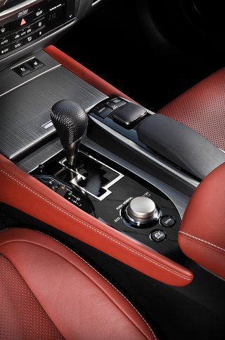 Automatgear er altid standard i en Lexus GS. I den lille udgave er det en traditionel gearkasse med seks trin, mens hybridudgaven anvender den trinløse CVT-gearkasse.