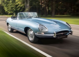 Jaguar har markeret sin nye udmelding om kun at bygge elektrificerede biler i fremtiden med en ombygget udgave af den klassiske E-Type fra 1968.  Fotos: Jaguar