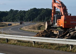 Allerede mens den officielle indvielse stod på midt i Silkeborg, var gravemaskinerne i gang med at fjerne den midlertidige afslutning af motorvejen ved Hårup. Det gav kø søndag eftermiddag og aften.