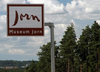 Den nye strækning er udstyret med ét af de brune turistskilte. Det er dog ikke Gudenådalen, der reklameres for, men derimod det lokale museum.