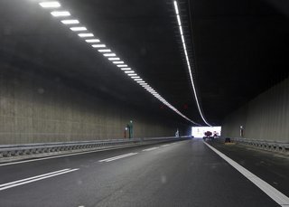Motorvejen går gennem en 300 meter lang tunnel. Den er anlagt for at mindske overskæringen af den nordlige del af Silkeborg by.