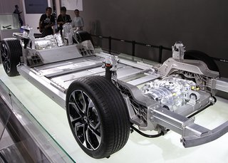 Nio ES8 er bygget på aluminiumschassis og har to store elmotorer, en for og en bag.