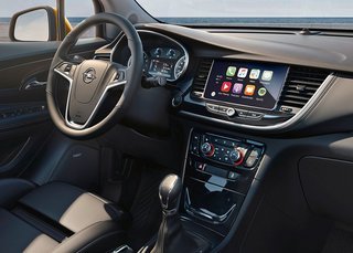 Instrumenteringen har færre knapper og valg mellem to nye navigationsskærme på enten syv tommer til Apple Car Play eller otte tommer med indbygget navigation.
