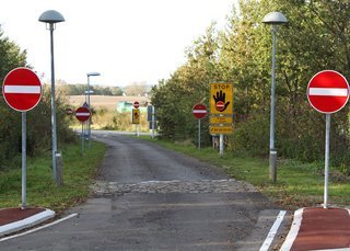 På denne motorvejsrasteplads på Vestfyn har der både været skilte og pigge i kampen mod spøgelsesbilister. Nu droppes piggene efter lang tids bøvl. 