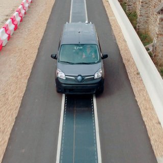 Ladeteknikken er i første omgang testet på en 100 meter lang strækning. Nu skal bilerne ud i større test inden for Fabric-forsøget. Foto: Renault