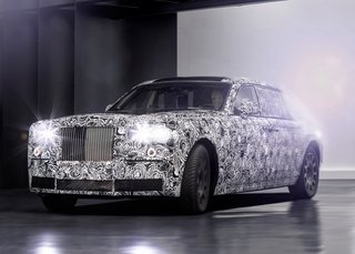 Rolls-Royce begyndte for et år siden at teste den næste Phantom-generation, som er en ren aluminiums-konstruktion. Bilen her en såkaldt mulem, hvor den nye teknik testes under karrosseriet fra den nuværende model. Foto: Rolls-Royce