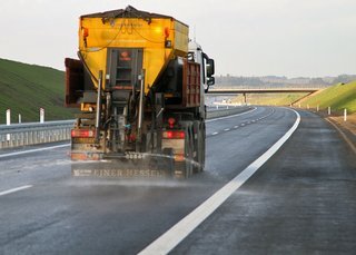 Den nye motorvej måtte saltes inden åbningen. Temperaturen i området mandag morgen var lige omkring frysepunktet. Foto: Torben Arent, FDM