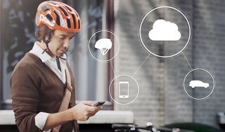 Cyklisten kan være forbundet til "sikkerhedsskyen" via en smartphone med særlig app. Selve advarslen om en fare kan komme via advarselslys i hjelmen.