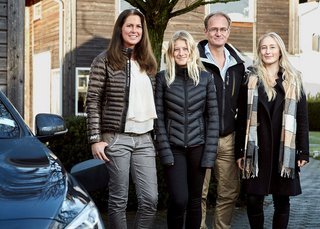 Paula og Alex Hein samt deres to voksne døtre Filippa og Smilla skal nu bruge en selvkørende XC90 i Gøteborg-området. Det fremgår ikke, om døtrene har kørekort og også skal bruge bilen. Fotos: Volvo